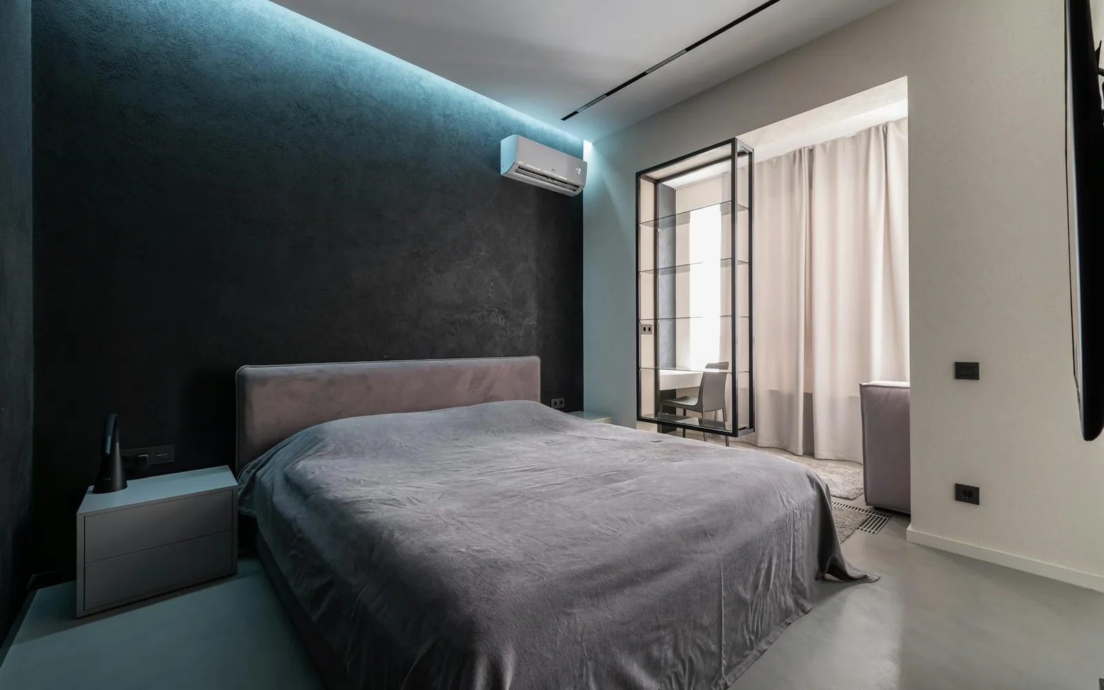 Quarto residencial contemporâneo com cama feita e ar-condicionado split branco instalado na parede